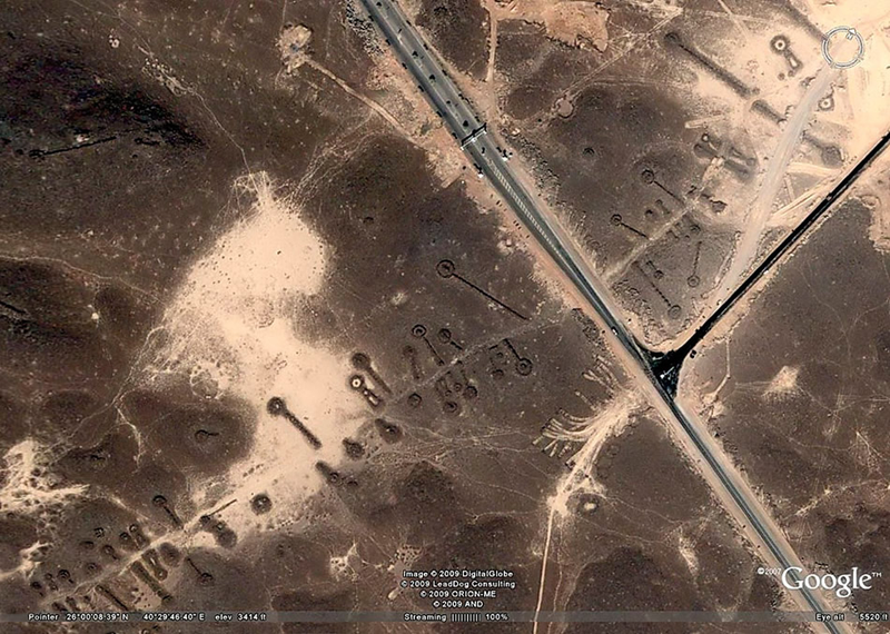 Illustration for article titled Google Earth Reveals Strange Nazca-Like Ruins in Saudi Arabia